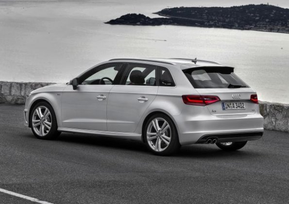 Der Audi A3 S Line im Profil, Farbe: Eissilber