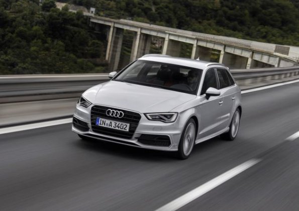 Die Frontansicht des Audi A3 S Line, Farbe: Eissilber