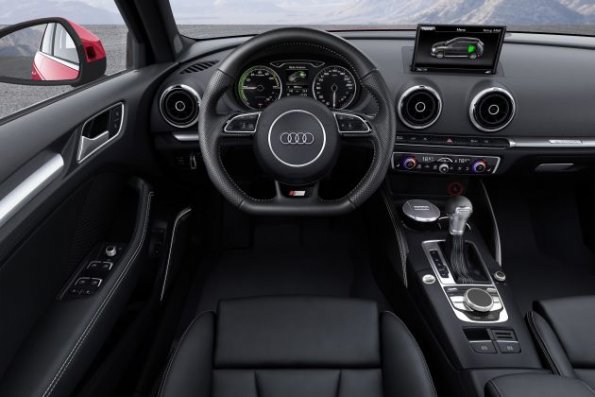 Das Cockpit im Audi A3 Sportback e-tron Farbe: Misanorot