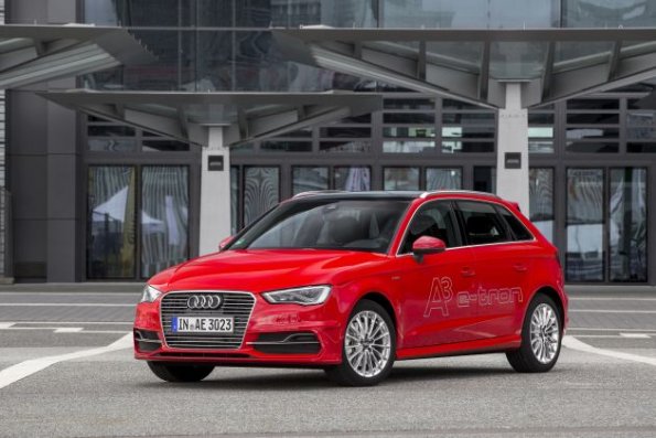 Die Fahrzeugfront des Audi A3 Sportback e-tron Farbe: Misanorot