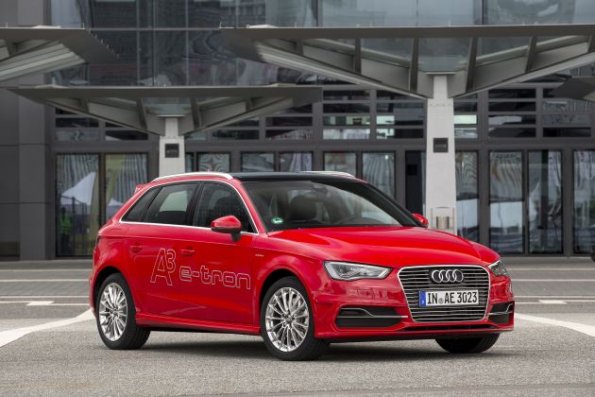 Front- und Seitenpartie des Audi A3 Sportback e-tron Farbe: Misanorot