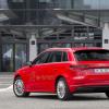 <p>Heck- und Seitenansicht des Audi A3 Sportback e-tron Farbe: Misanorot</p>