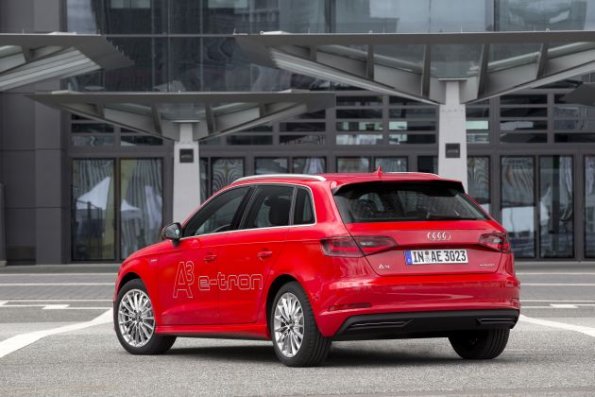 Heck- und Seitenansicht des Audi A3 Sportback e-tron Farbe: Misanorot