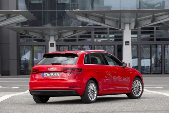 Die Heckpartie am Audi A3 Sportback e-tron Farbe: Misanorot