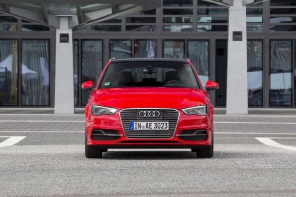  Die Fahrzeugfront am Audi A3 Sportback e-tron Farbe: Misanorot