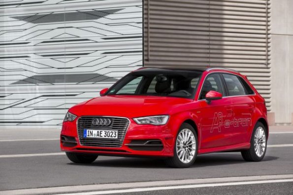 Standaufnahme mit der Frontpartie des Audi A3 Sportback e-tron Farbe: Misanorot