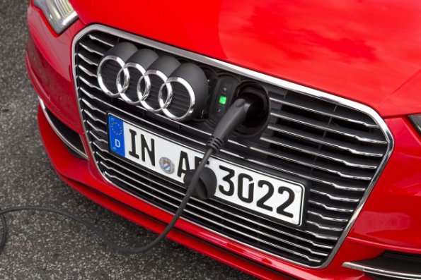 Detailaufnahme mit Stecker am Audi A3 Sportback e-tron Farbe: Misanorot