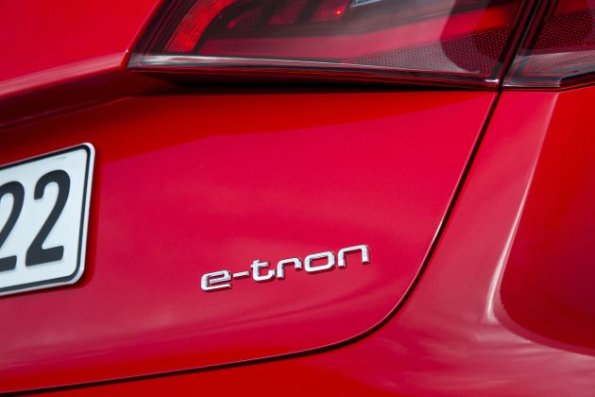 Standaufnahme des Audi A3 Sportback e-tron Farbe: Misanorot