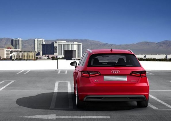 Das Fahrzeugheck des Audi A3 Sportback e-tron Farbe: Misanorot