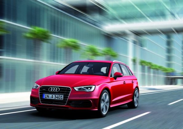 Der Audi A3 Sportback S line in einer Fahraufnahme 