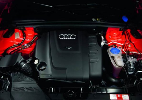 Ein Blick in den Motor des Audi A4 2.0 TDI e: Ein Bremsenergie-Rückgewinnungs-System sorgt für niedrigeren Verbrauch.