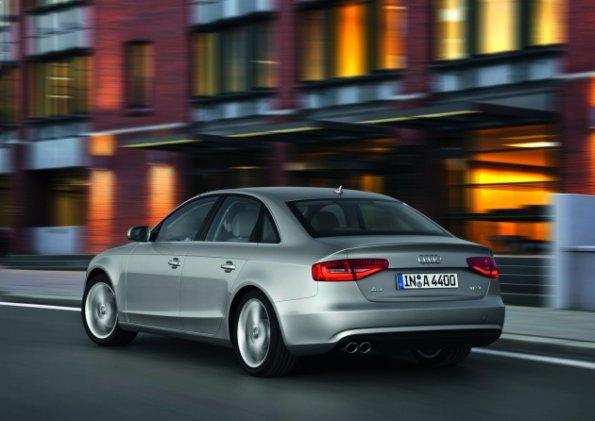 Heck- und Seitenansicht des Audi A4 2012