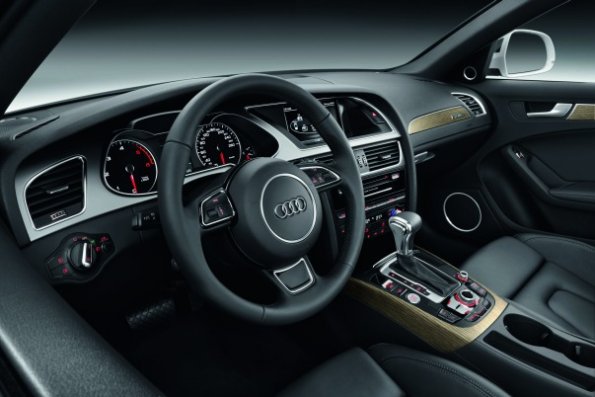 Die Armaturentafel im Audi A4 Avant Allround Quattro 