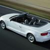 Das Audi A5 Cabriolet mit ge&ouml;ffnetem Verdeck von schr&auml;g oben aufgenommen