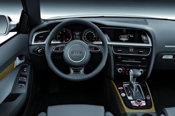 Das Cockpit im Audi A5 Cabriolet