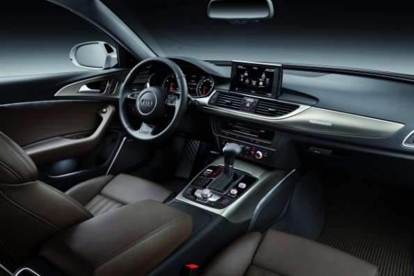 Ein Blick in den Innenraum auf die Armaturentafel im Audi A6 Allroad Quattro