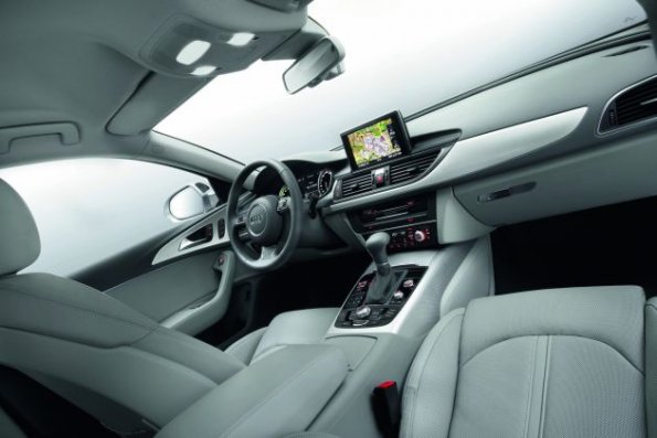 Ein Blick in den Innenraum des Audi A6 Hybrid