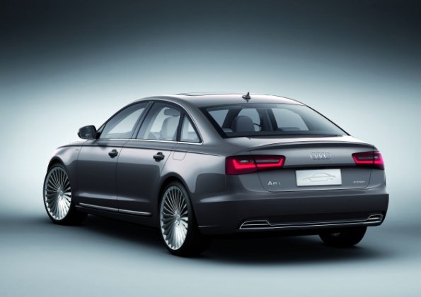 Heck- und Seitenansicht des Audi A6 L e-tron