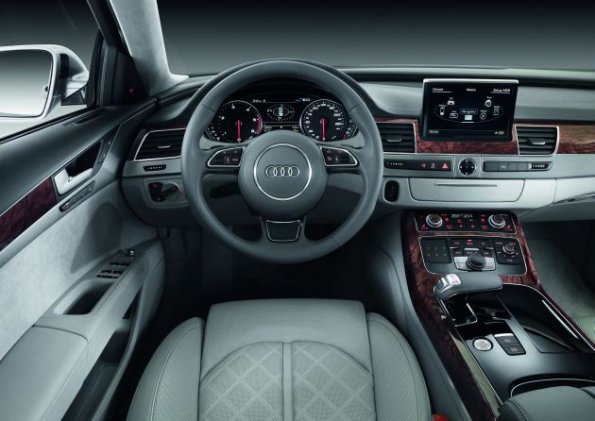 Ein Blick auf den Arbeitsplatz des Fahrers im neuen Audi A8 2009