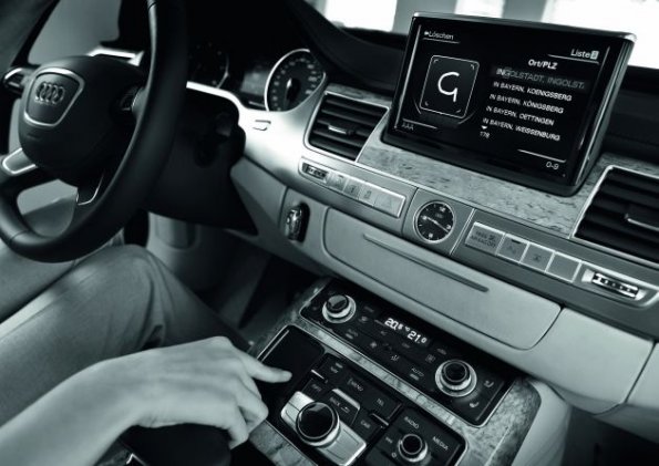 Eine Aufnahme aus dem Innenraum des Audi A8: Das neue MMI genannte System mit Touchpad