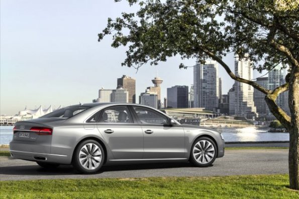 Seitenansicht des Audi A8 Hybrid  Farbe: Arktissilber Metallic