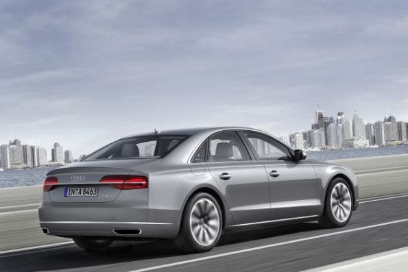 Die Heckpartie des Audi A8 Hybrid , Farbe: Arktissilber Metallic