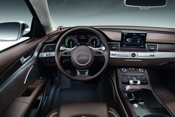 Das Cockpit im Audi A8 Hybrid