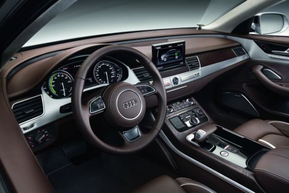 Die Instrumententafel im Audi A8 Hybrid