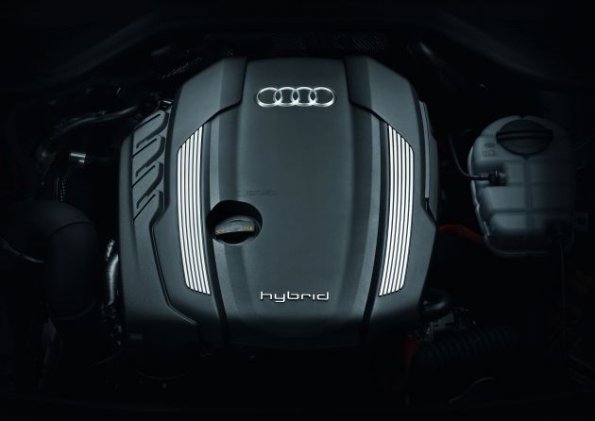 Ein Blick in den Motorraum des Audi A8 Hybrid