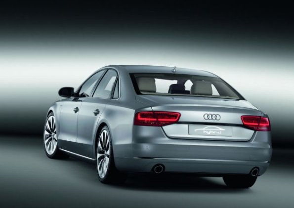 Heckansicht des Audi A8 Hybrid