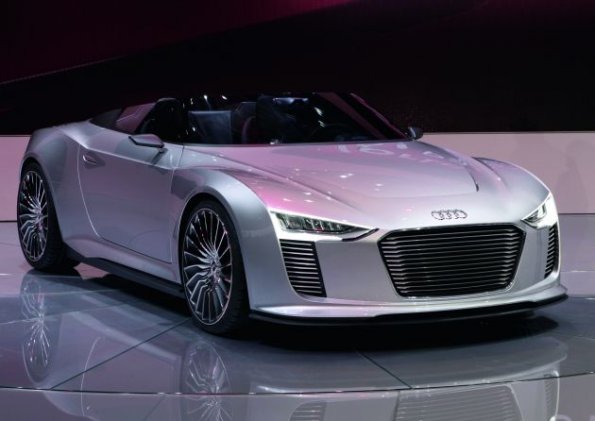 Der Audi e-tron Spyder in der Frontansicht 