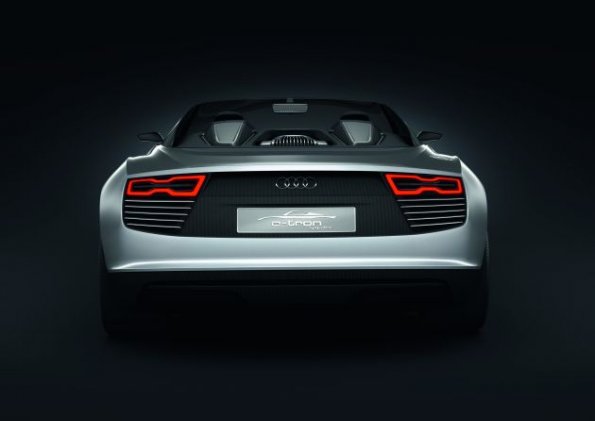 Der Audi e-tron Spyder in der Heckansicht 