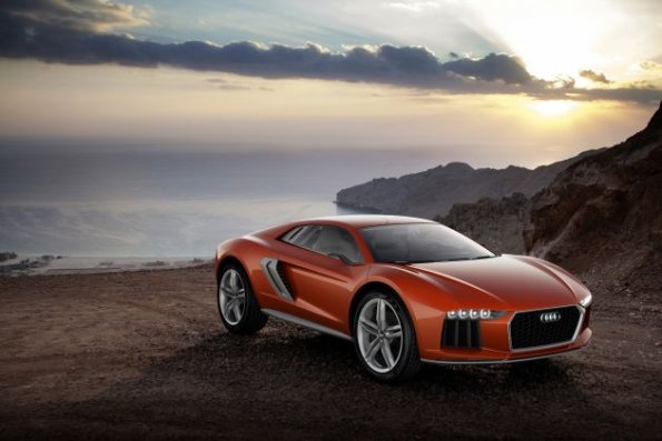 Front- und Seitenansicht des Audi nanuk Quattro concept Farbe: Extremrot