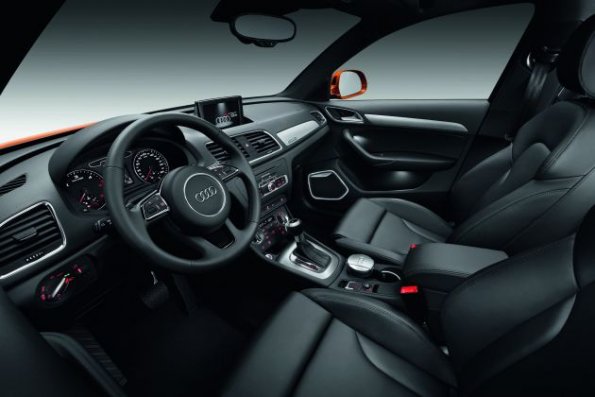 Die Aufnahme zeigt die erste Sitzreihe im Audi Q3  nebst Instrumententafel