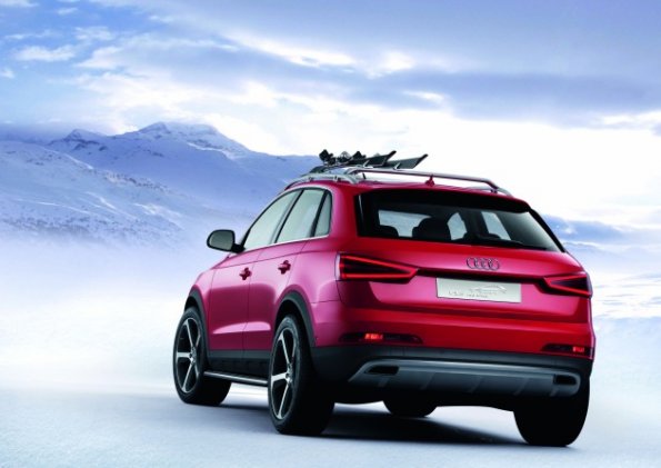 Die Heck- und Seitenperspektive des Audi Q3 red track