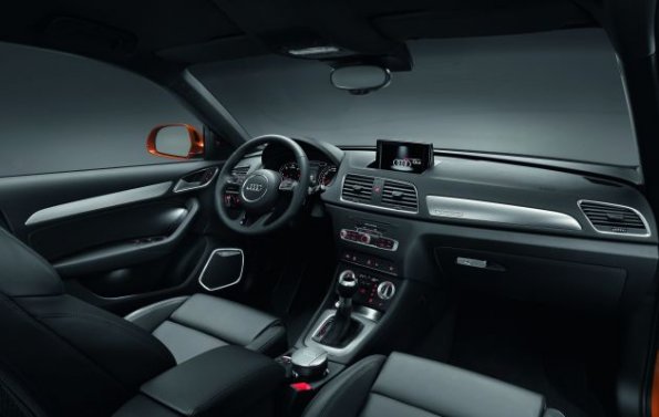 Ein Blick in den Innenraum zeigt die Armaturentafel im Audi Q3