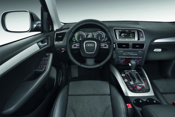 Das Cockpit im Audi Q5 hybrid quattro