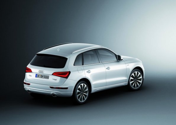 Der Audi Q5 Hybrid Quattro von schräg oben aufgenommen