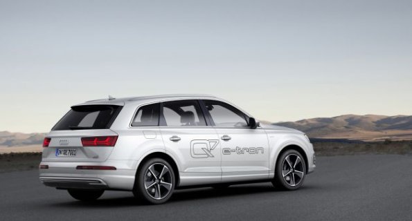 Heck- und Seitenpartie des Audi Q7 etron