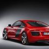 <p>Die Heck- und Seitenpartie des Audi R8 e-tron in einer Standaufnahme Farbe: Crescendorot</p>