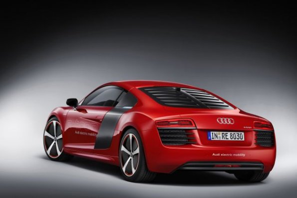 Die Heck- und Seitenpartie des Audi R8 e-tron in einer Standaufnahme Farbe: Crescendorot