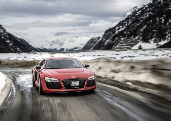 Eine Fahraufnahme des Audi R8 e-tron Farbe: Crescendorot