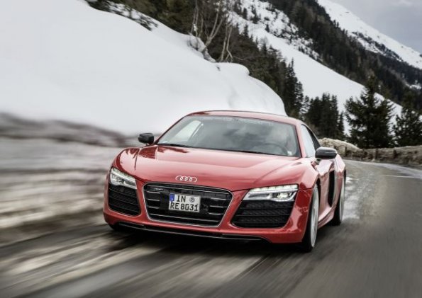 Die Fahraufnahme zeigt den Audi R8 e-tron in der Frontansicht Farbe: Crescendorot