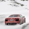 <p>Heckansicht des Audi R8 e-tron in einer Fahraufnahme Farbe: Crescendorot</p>