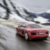 <p>Die Heckpartie des Audi R8 e-tron in einer Fahraufnahme Farbe: Crescendorot</p>