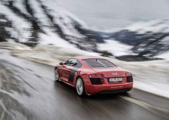 Die Heckpartie des Audi R8 e-tron in einer Fahraufnahme Farbe: Crescendorot