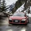 <p>Fahraufnahme mit dem Audi R8 e-tron zeigt die Fahrzeugfront des Sportwagens Farbe: Crescendorot</p>