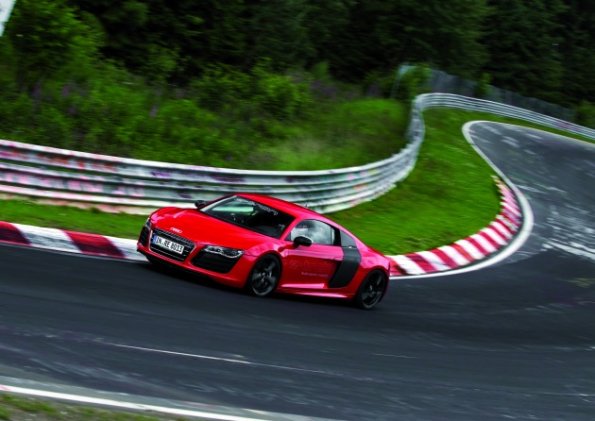 Eine Fahraufnahme mit dem Audi R8 e-tron