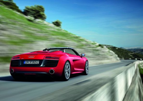 Die Heckansicht des Audi R8 Spyder V10