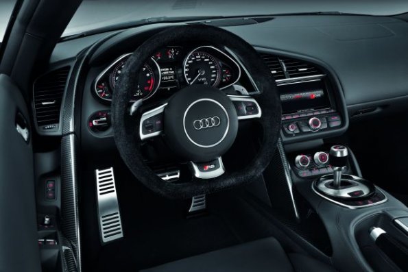 Das Cockpit aus dem Audi R8 V10 Plus